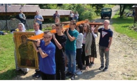 Simbolurile Zilei Mondiale a Tineretului străbat străzile din Polonia. Pe drum cu Cristos şi Maria 